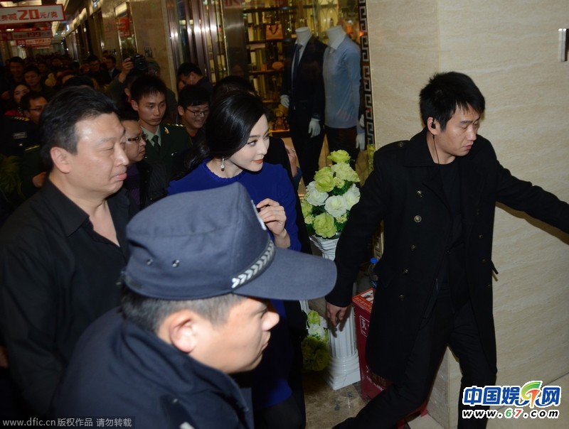 范冰冰商场遭围堵场面混乱 花容失色瞬间变脸