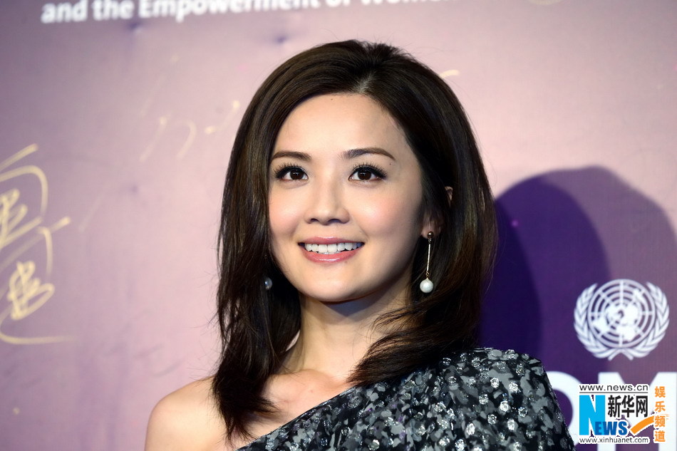 杨幂清新白裙亮相似少女 马苏深V礼服秀美胸