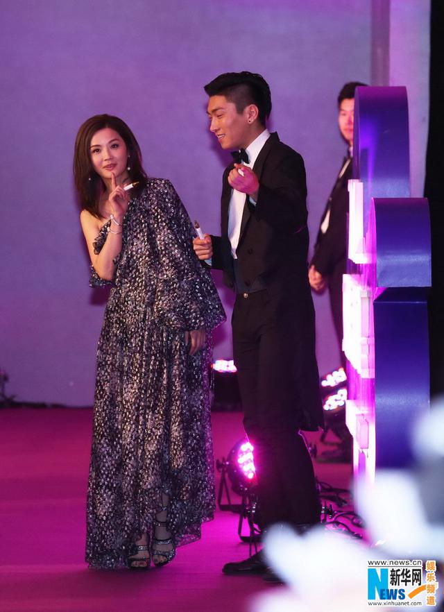 杨幂清新白裙亮相似少女 马苏深V礼服秀美胸