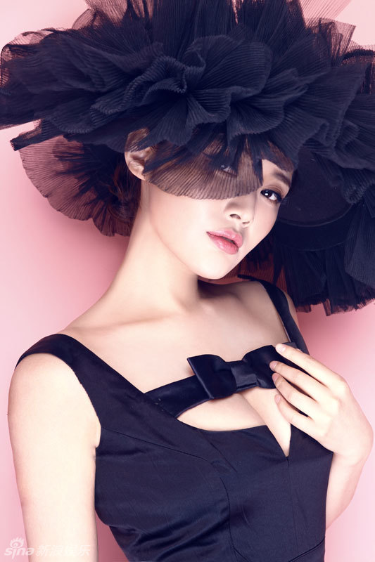 徐冬冬新年写真 黑纱魅惑曲线玲珑优雅