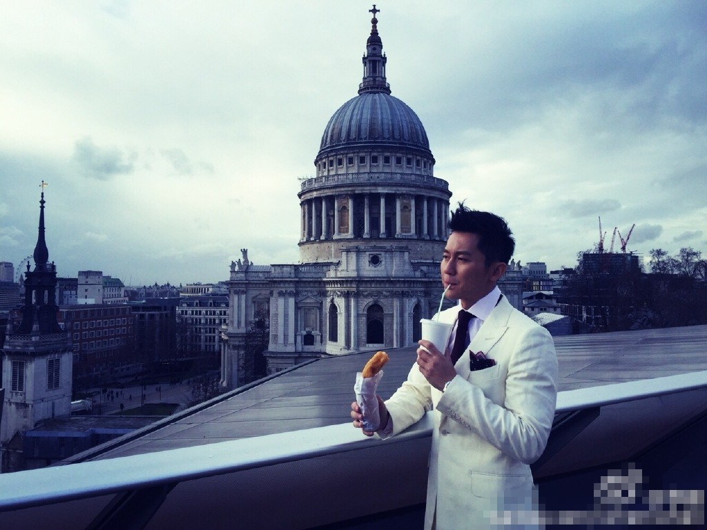 14日 李晨在微博晒出一组在街头吃油条的照片 引网友关注