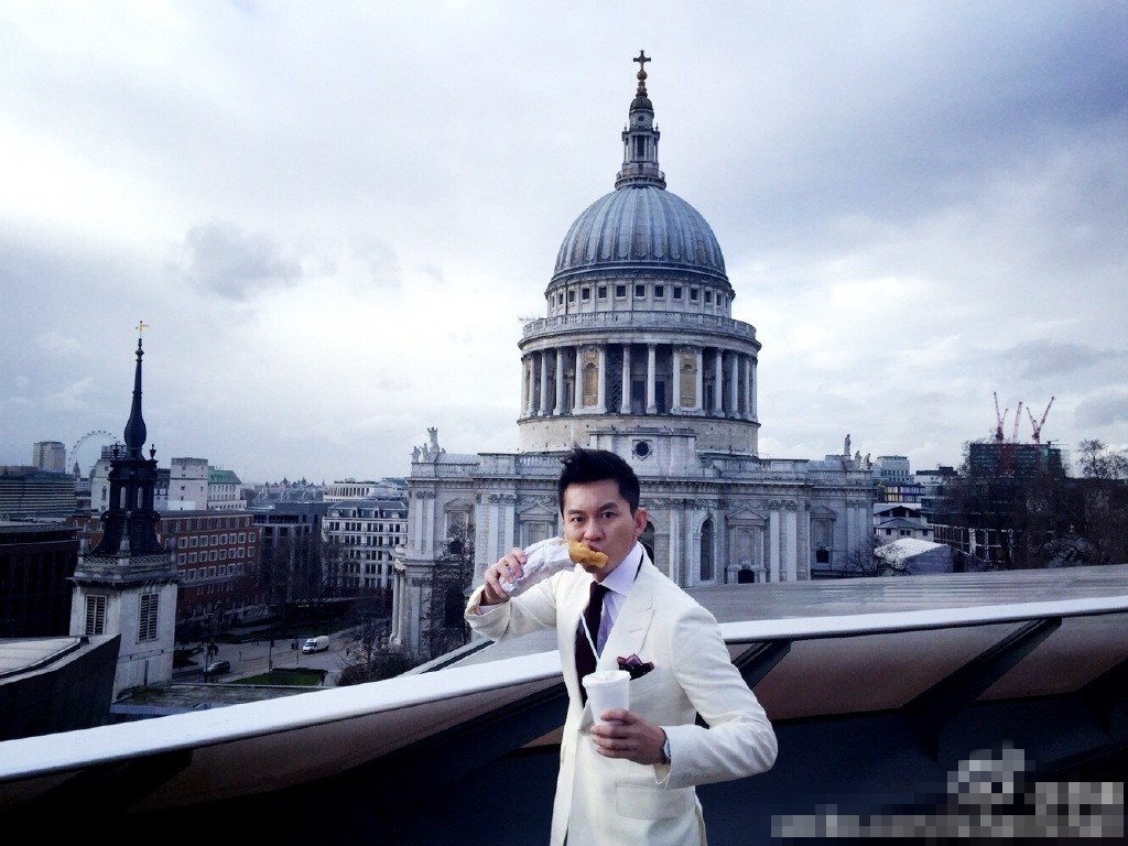 李晨街头吃油条自嘲：没钱也要任性