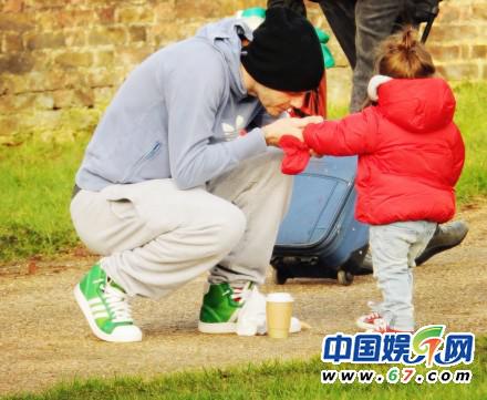 盘点小贝父女有爱瞬间：哈珀熊抱奶爸主动索吻萌态足