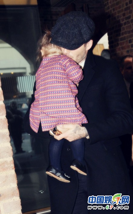 盘点小贝父女有爱瞬间：哈珀熊抱奶爸主动索吻萌态足