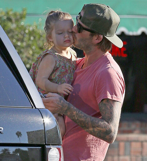 盘点小贝父女有爱瞬间：哈珀熊抱奶爸主动索吻萌态足