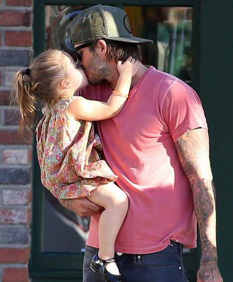 盘点小贝父女有爱瞬间：哈珀熊抱奶爸主动索吻萌态足