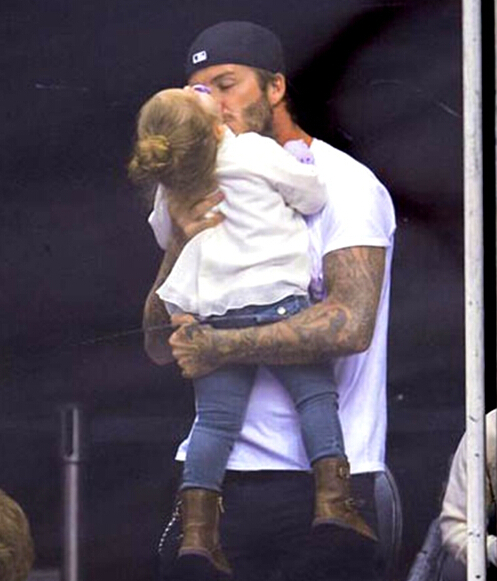 盘点小贝父女有爱瞬间：哈珀熊抱奶爸主动索吻萌态足