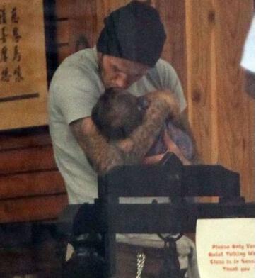 盘点小贝父女有爱瞬间：哈珀熊抱奶爸主动索吻萌态足