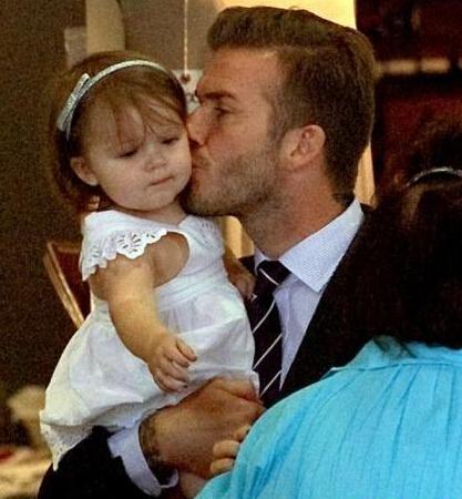 盘点小贝父女有爱瞬间：哈珀熊抱奶爸主动索吻萌态足