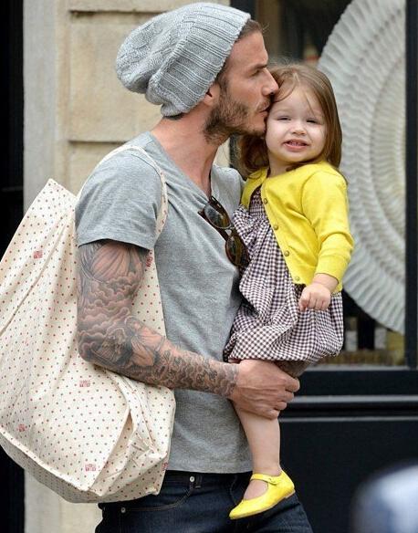 盘点小贝父女有爱瞬间：哈珀熊抱奶爸主动索吻萌态足