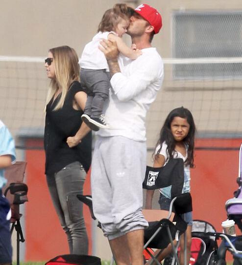 盘点小贝父女有爱瞬间：哈珀熊抱奶爸主动索吻萌态足