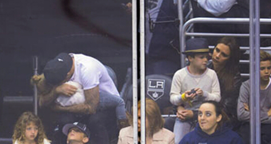 盘点小贝父女有爱瞬间：哈珀熊抱奶爸主动索吻萌态足