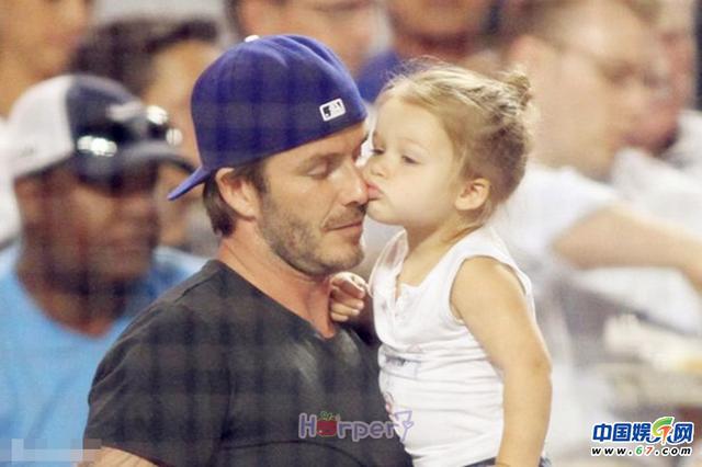 盘点小贝父女有爱瞬间：哈珀熊抱奶爸主动索吻萌态足