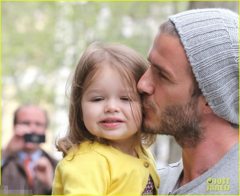 盘点小贝父女有爱瞬间：哈珀熊抱奶爸主动索吻萌态足