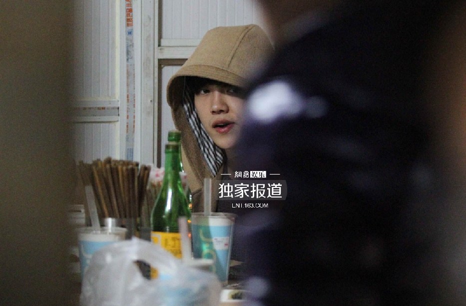 鹿晗与好友相聚街边吃宵夜 见记者友好相邀