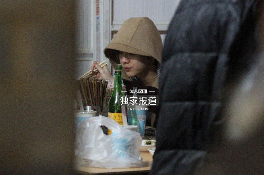 鹿晗与好友相聚街边吃宵夜 见记者友好相邀