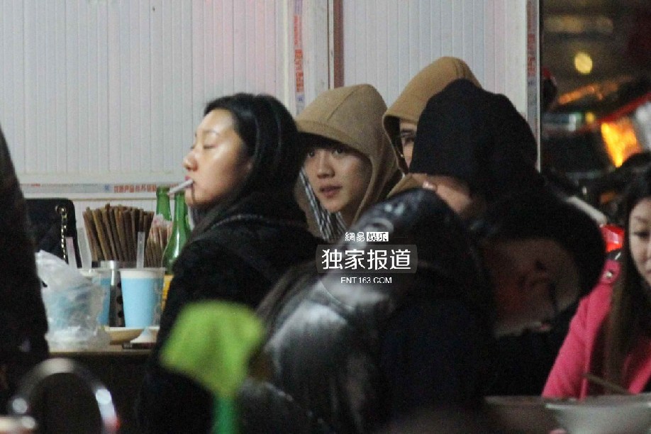 鹿晗与好友相聚街边吃宵夜 见记者友好相邀