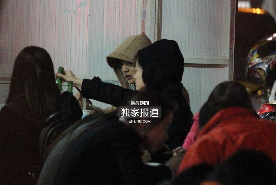 鹿晗与好友相聚街边吃宵夜 见记者友好相邀