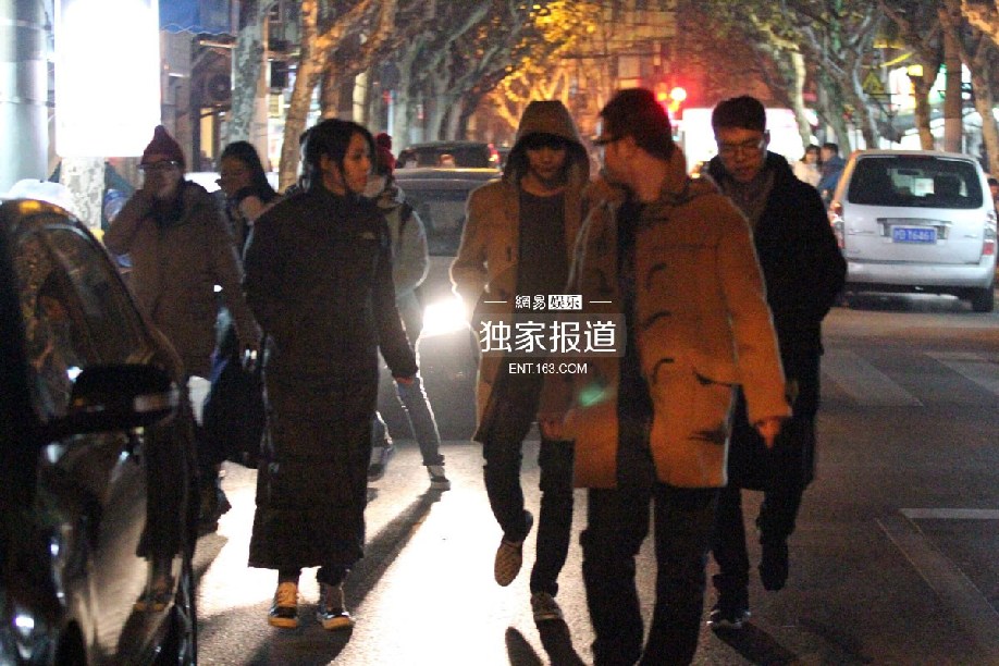 鹿晗与好友相聚街边吃宵夜 见记者友好相邀