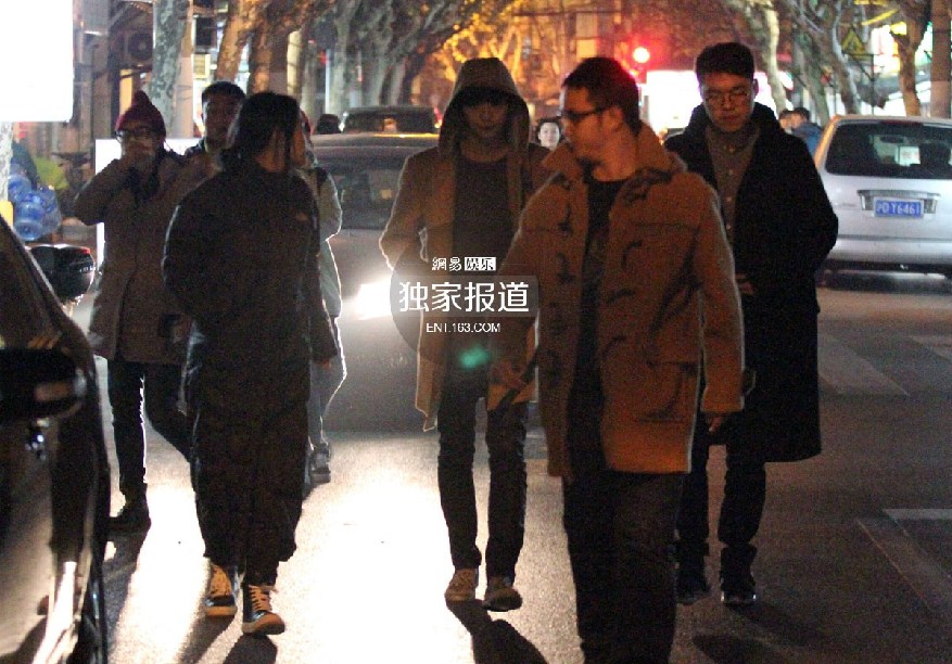 鹿晗与好友相聚街边吃宵夜 见记者友好相邀