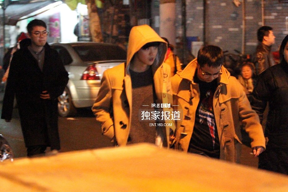 鹿晗与好友相聚街边吃宵夜 见记者友好相邀