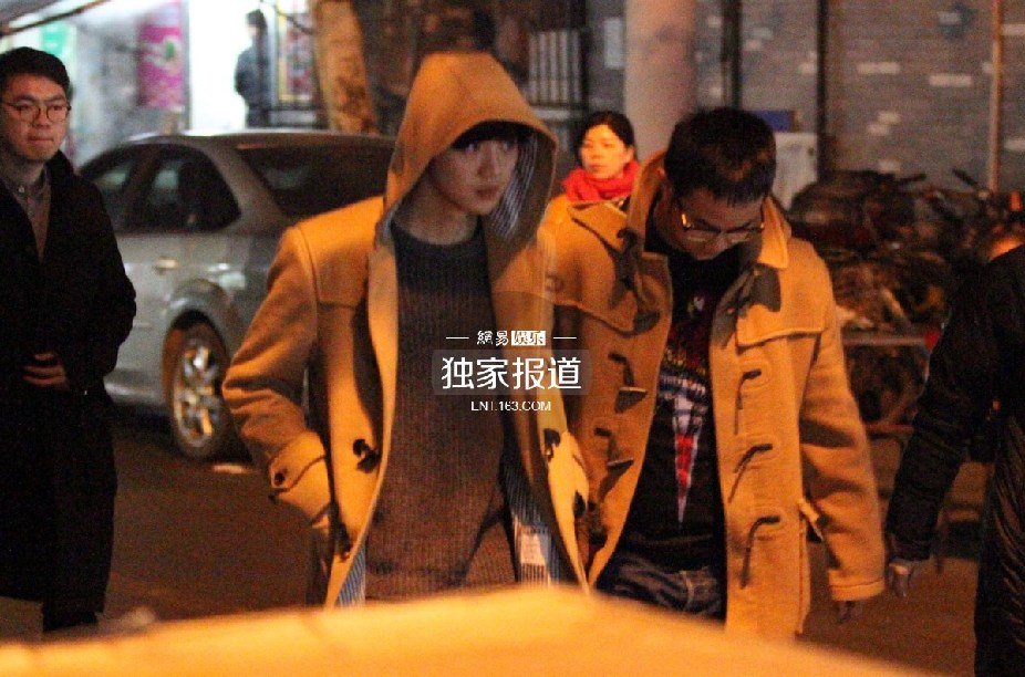 鹿晗与好友相聚街边吃宵夜 见记者友好相邀