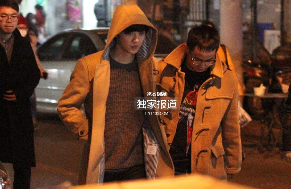鹿晗与好友相聚街边吃宵夜 见记者友好相邀