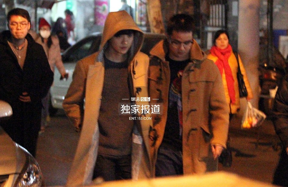 鹿晗与好友相聚街边吃宵夜 见记者友好相邀