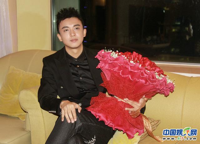 小燕子尔康在一起!李佳航求婚现场首曝光 李晟狂飙泪