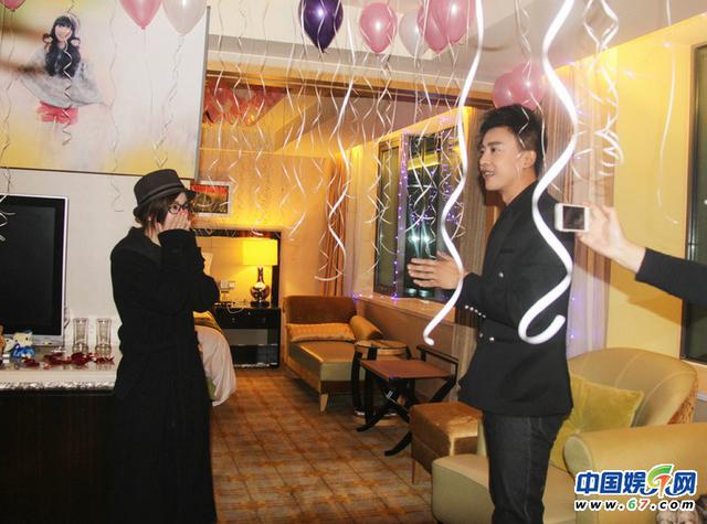 小燕子尔康在一起!李佳航求婚现场首曝光 李晟狂飙泪