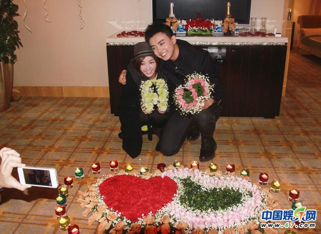 小燕子尔康在一起!李佳航求婚现场首曝光 李晟狂飙泪