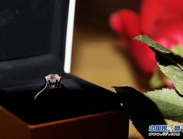 小燕子尔康在一起!李佳航求婚现场首曝光 李晟狂飙泪