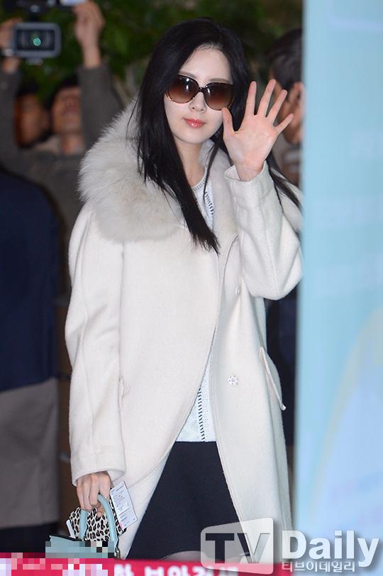 少女时代徐贤独自现身 白衣墨镜显贵气