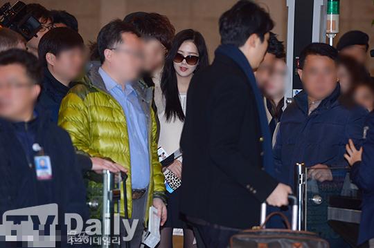 少女时代徐贤独自现身 白衣墨镜显贵气