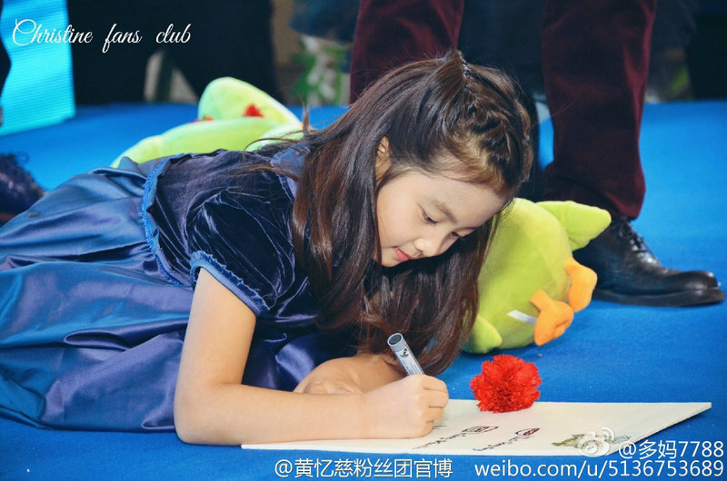 好腻人！黄多多靠在黄磊怀里娇笑 画面温馨