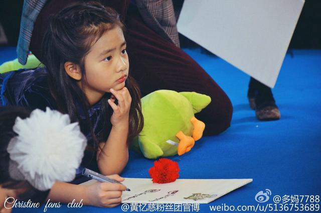 好腻人！黄多多靠在黄磊怀里娇笑 画面温馨