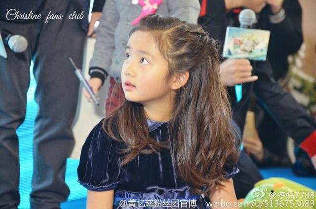 好腻人！黄多多靠在黄磊怀里娇笑 画面温馨