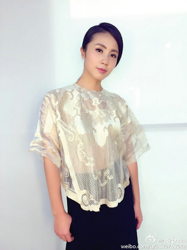 好腻人！黄多多靠在黄磊怀里娇笑 画面温馨