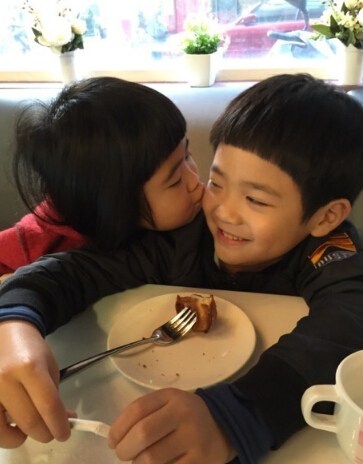 Grace和Joe玩亲亲