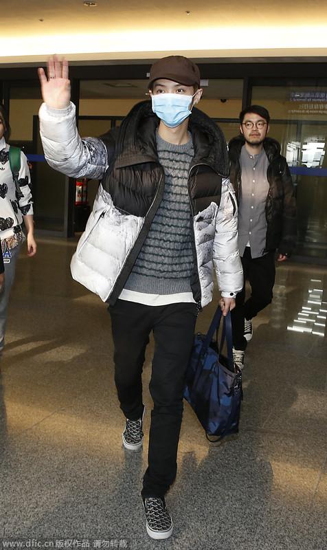 鹿晗戴大口罩遮全脸双眼有神 现身机场频挥手致谢