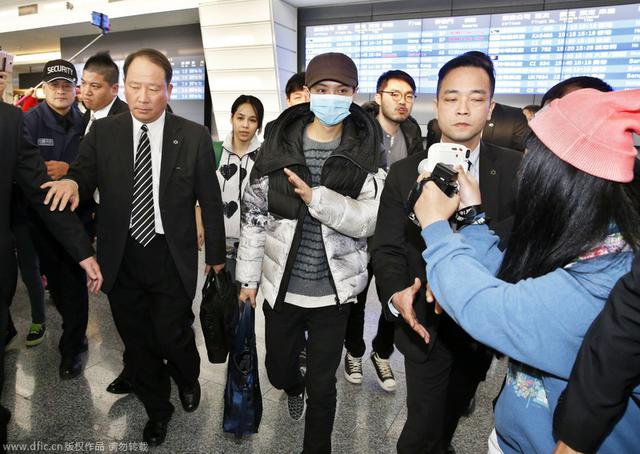 鹿晗戴大口罩遮全脸双眼有神 现身机场频挥手致谢