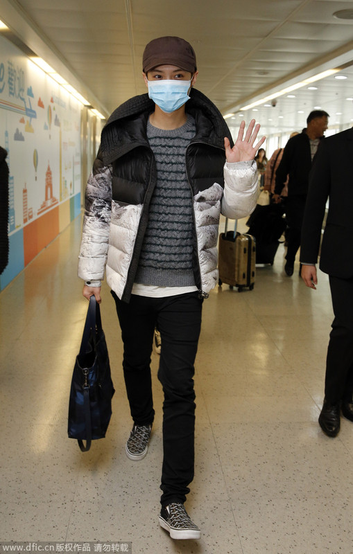 鹿晗戴大口罩遮全脸双眼有神 现身机场频挥手致谢