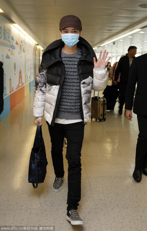 鹿晗戴大口罩遮全脸双眼有神 现身机场频挥手致谢