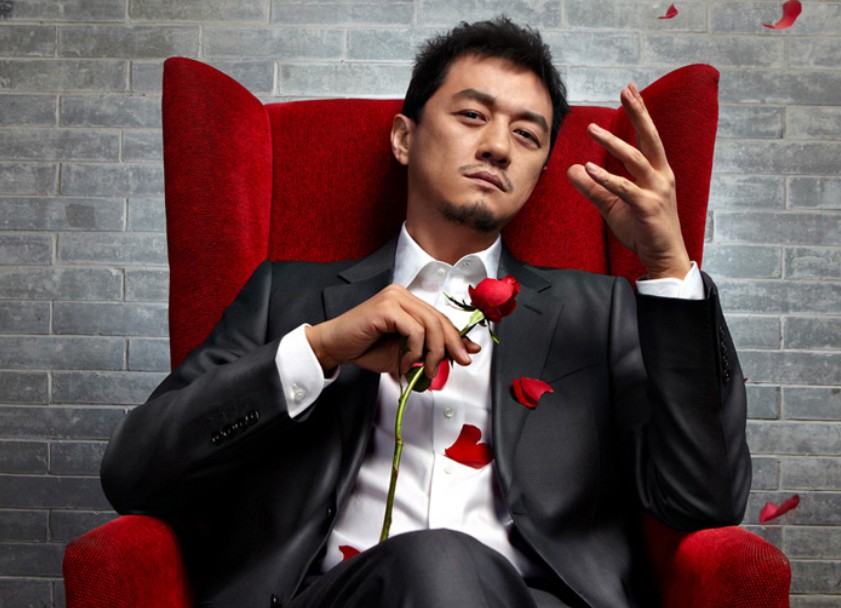 李亚鹏离婚后艳福不断 与气质美女谈笑风生