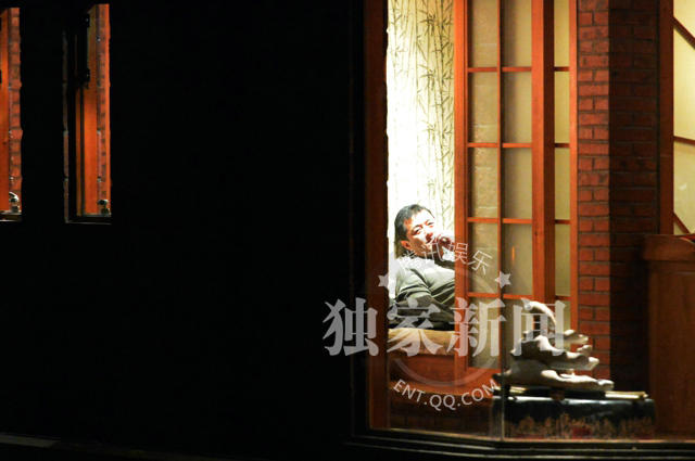 李亚鹏嘴角上扬难掩笑意