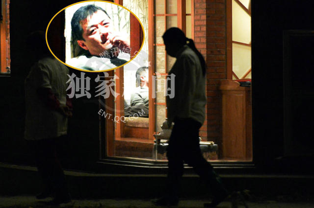 李亚鹏嘴角上扬难掩笑意