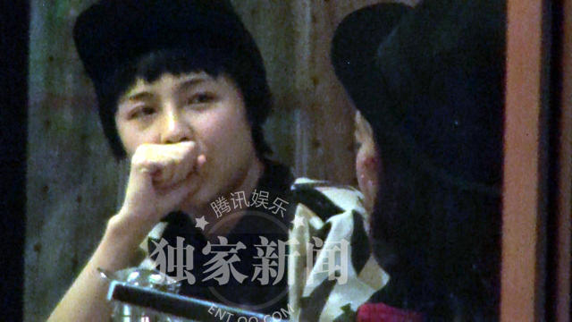 短发女子气质不俗