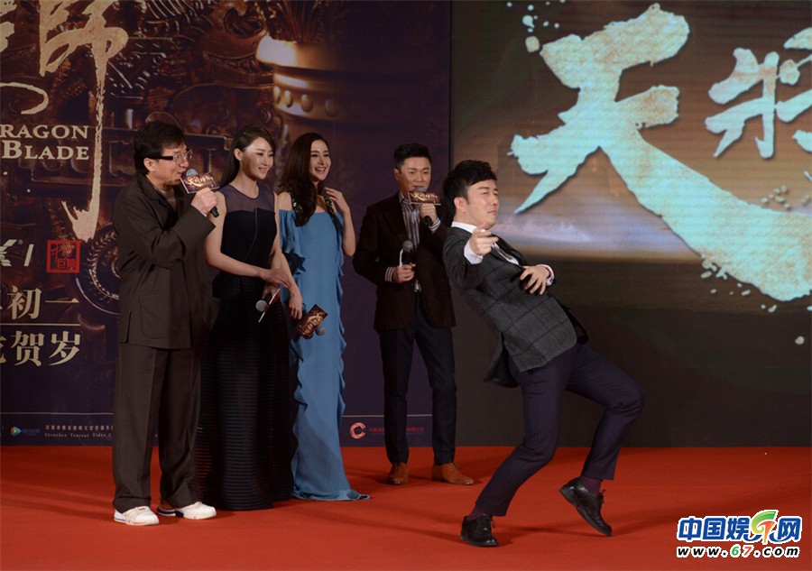 成龙神情落寞 筷子兄弟“小苹果版”主题曲笑翻全场