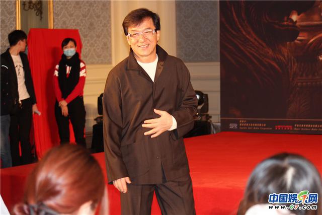 成龙神情落寞 筷子兄弟“小苹果版”主题曲笑翻全场