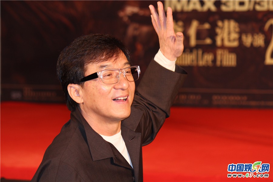 成龙神情落寞 筷子兄弟“小苹果版”主题曲笑翻全场